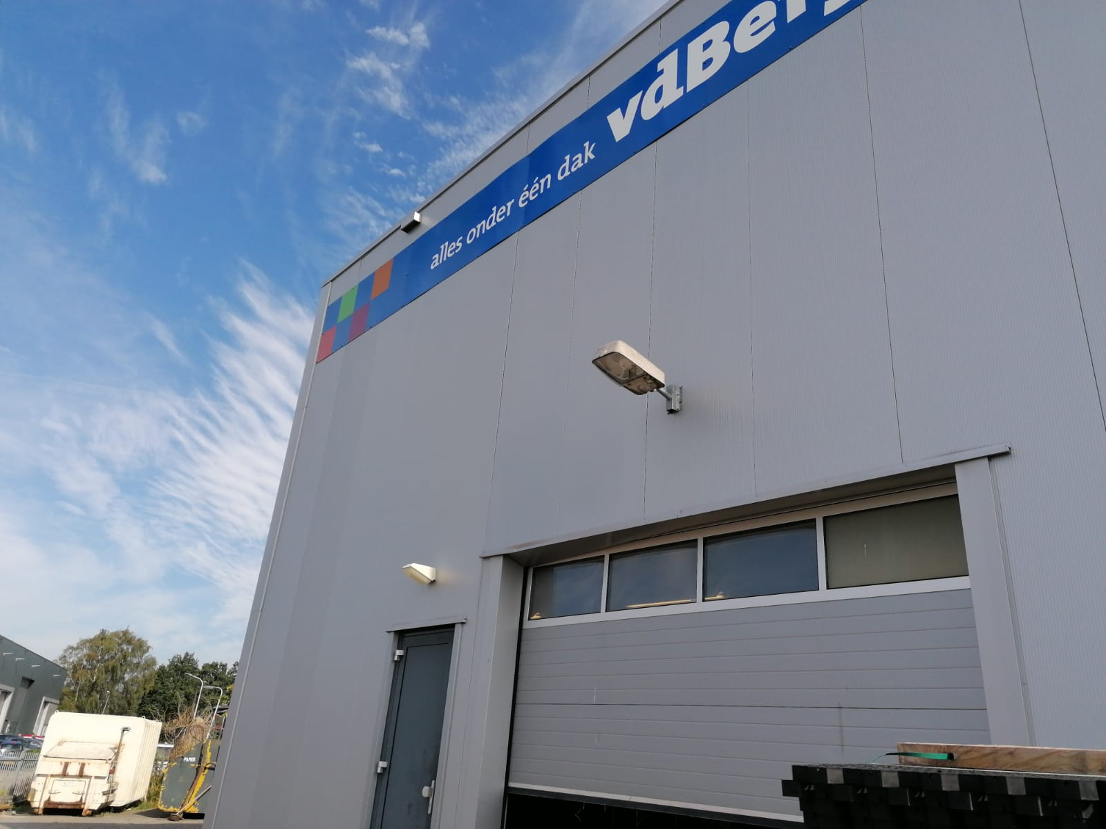 Dommages de chantier sur des panneaux de façade