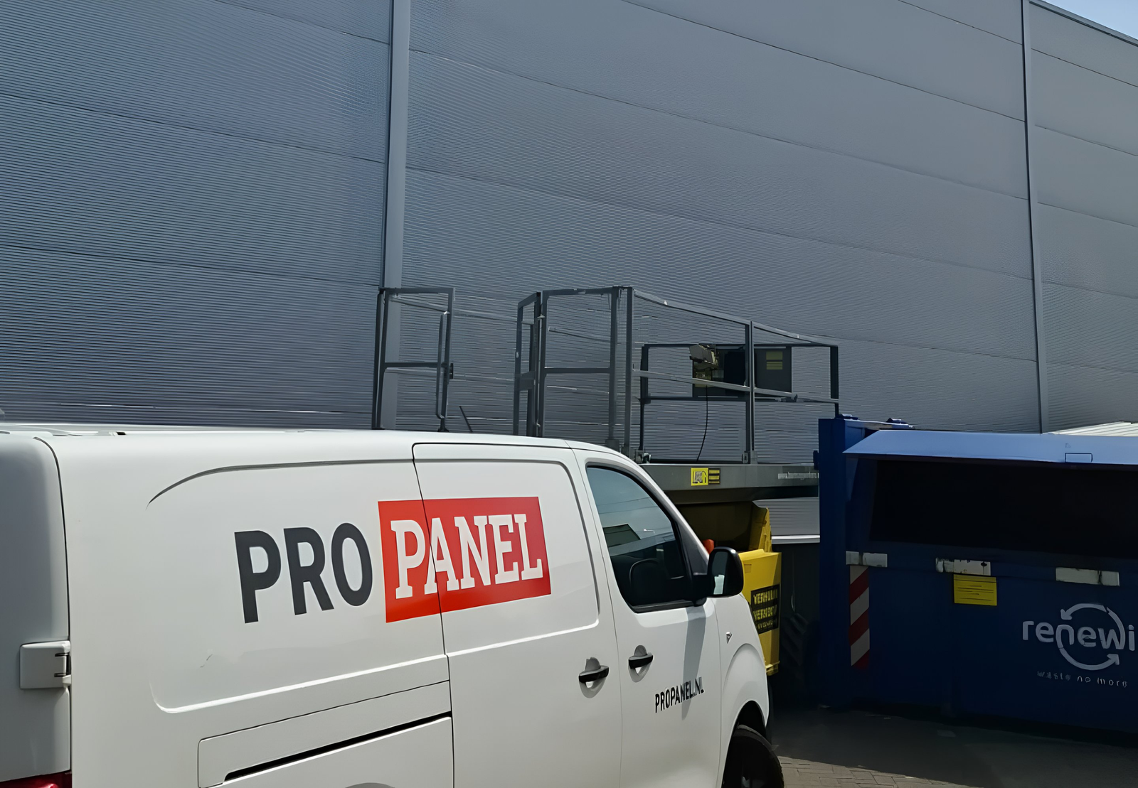 Bedrijfsbus van Pro Panel bij een project