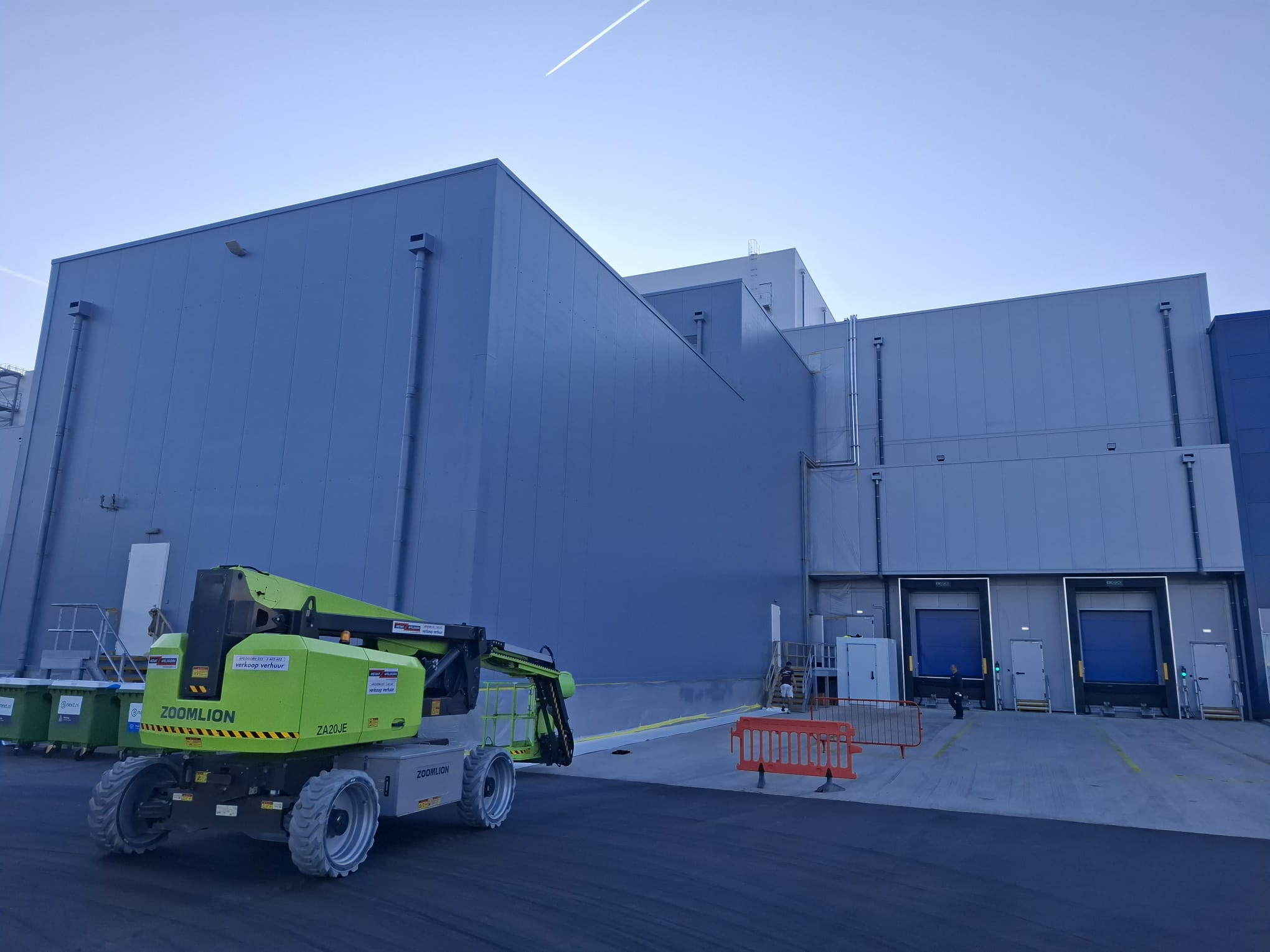 Distributiecentrum met hoogwerker voor gevelherstel