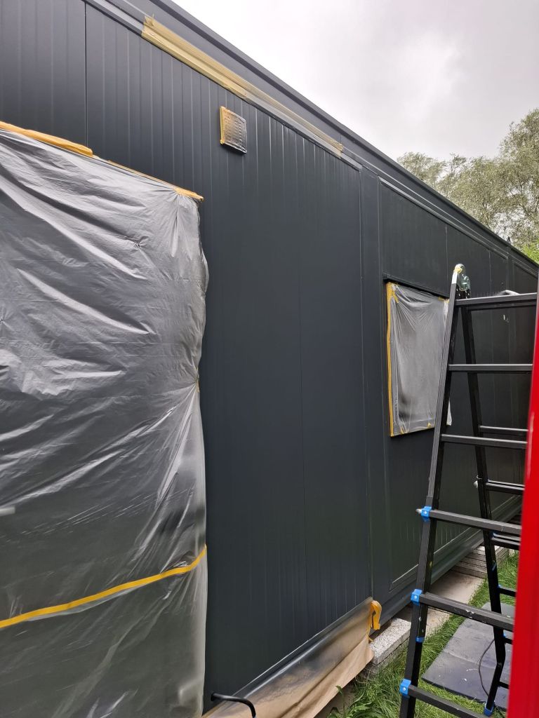 Schadeherstel van dakpanelen en Schadeherstel van gevelpanelen Restyling van gevelpanelen