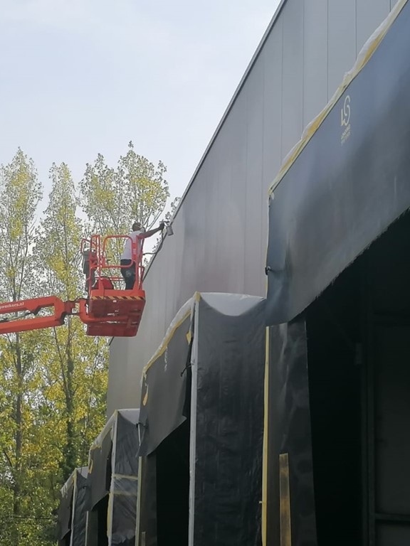 Schadeherstel van dakpanelen en Schadeherstel van gevelpanelen
